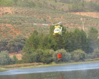 Mundocopter Sokol W3 AS cargando agua en balsa